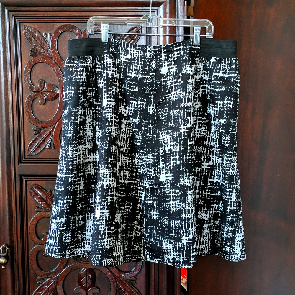 Sejour Skirt with pockets! Black and White, 16W